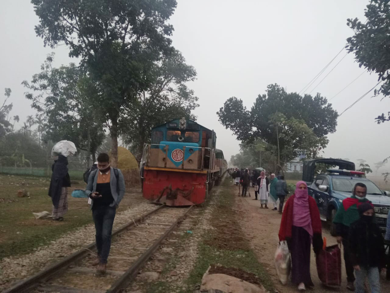 রেললাইনের পাত তুলে ফেলায় ইঞ্জিনসহ দুই বগি লাইনচ্যুত, ঢাকা-ময়মনসিংহ রেল যোগাযোগ বন্ধ