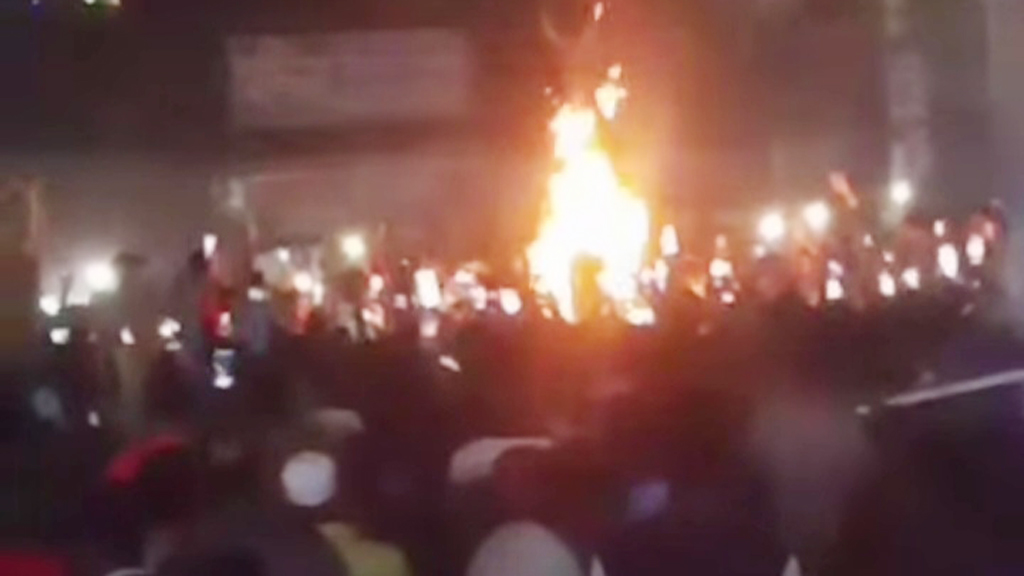 ভালুকায় পিটিয়ে হত্যার পর যুবকের মরদেহে আগুন দেওয়ার অভিযোগ