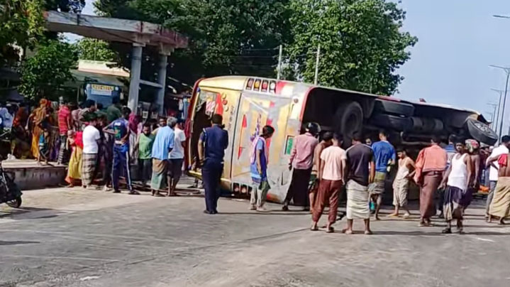 বাস উল্টে সহকারী নিহত, আহত ১৯ জন যাত্রী