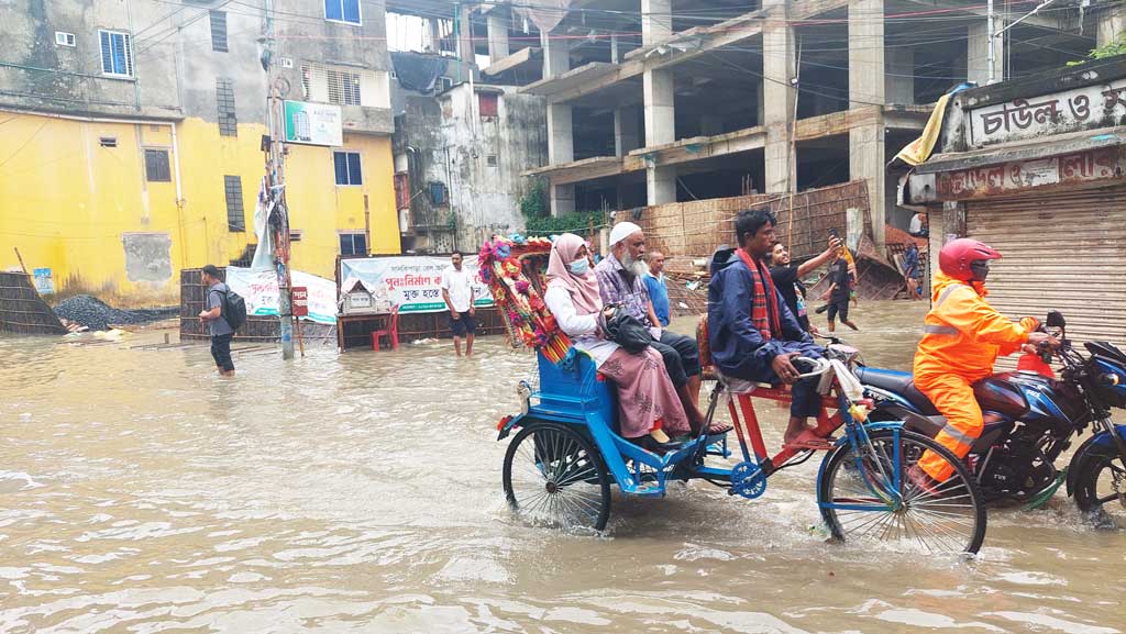 কয়েক ঘণ্টার বৃষ্টিতে তলিয়ে গেছে ময়মনসিংহ নগরী, দুর্ভোগ চরমে