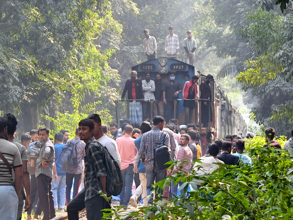 বিসিএস পরীক্ষার সময় পরিবর্তনের দাবিতে বাকৃবিতে ফের রেলপথ অবরোধ