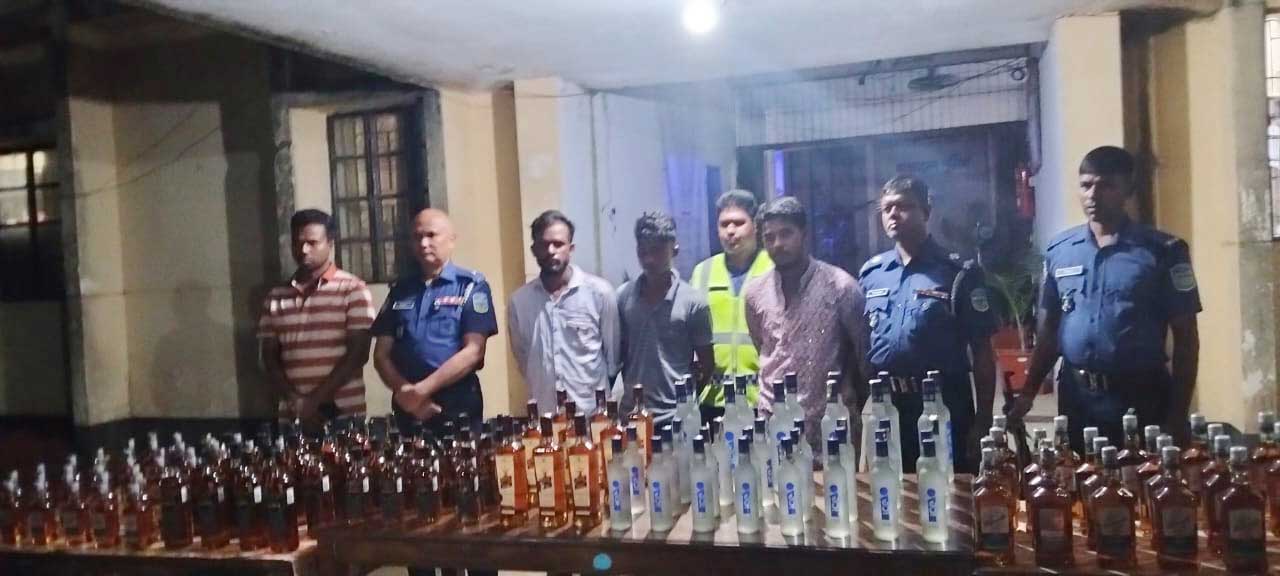 পিকআপে করে নেওয়া হচ্ছিল বিদেশি মদ, তিনজন আটক