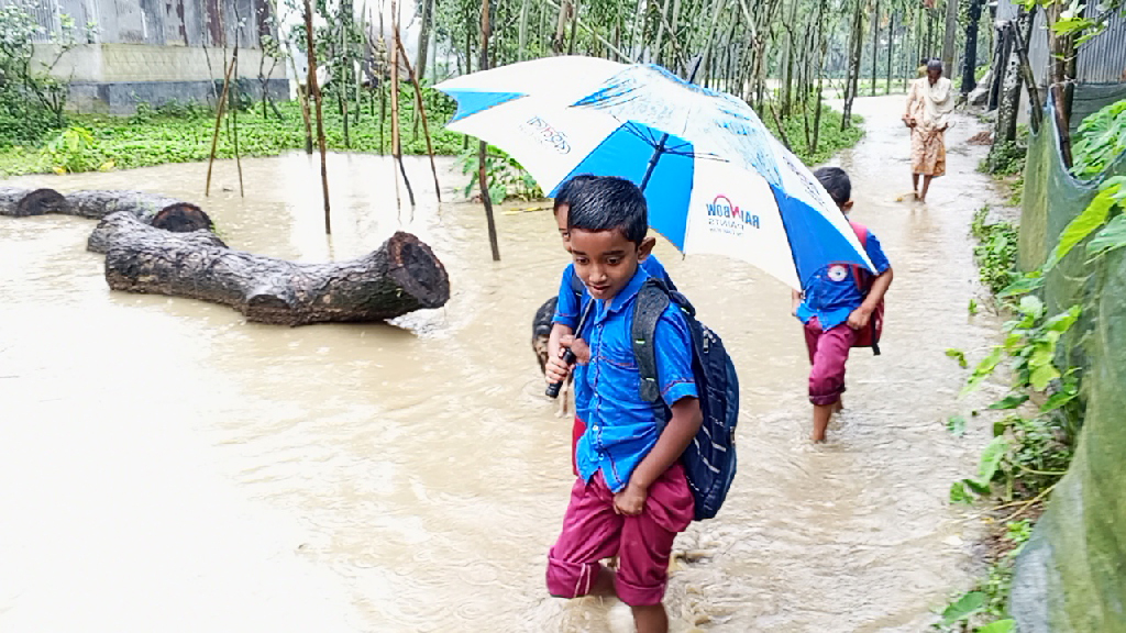বৃষ্টি হলেই সড়কে হাঁটুপানি, জুতা হাতে স্কুলে যাওয়ার লড়াই খুদে শিক্ষার্থীদের