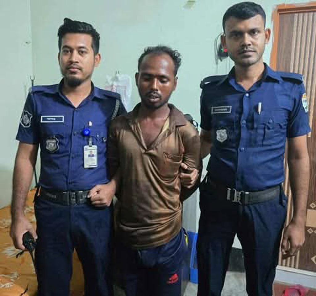 পুলিশের হাতে গ্রেপ্তার নজরুল ইসলাম। ছবি: সংগৃহীত