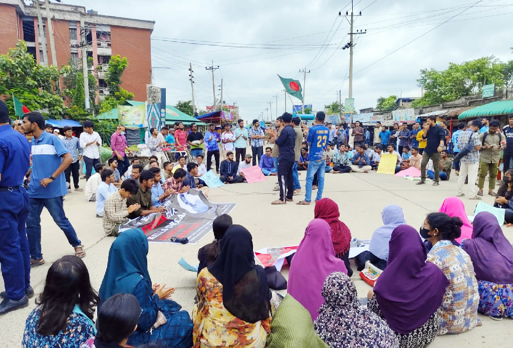 ময়মনসিংহে ইঞ্জিনিয়ারিং শিক্ষার্থীদের সড়ক ব্লকেড, যানজটে ভোগান্তি