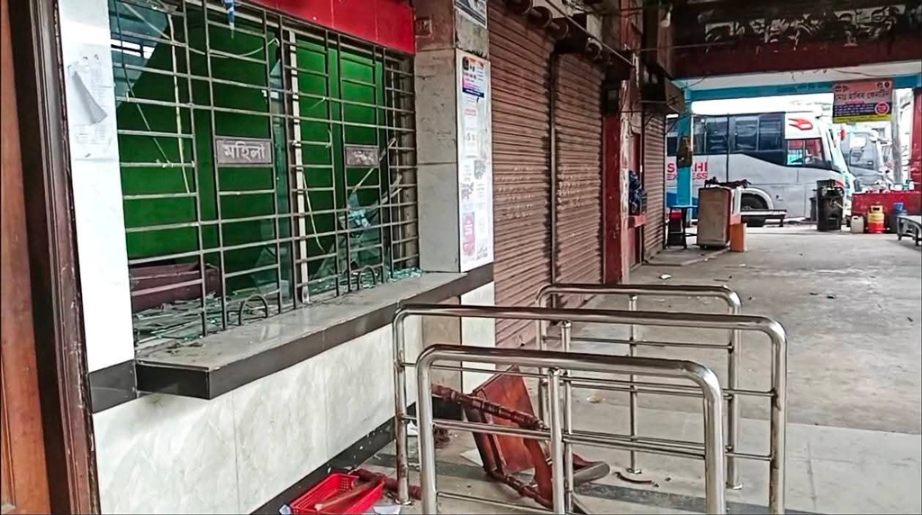 কাউন্টারে হামলা-ভাঙচুর, ঢাকাসহ বৃহত্তর ময়মনসিংহে বাস চলাচল বন্ধ