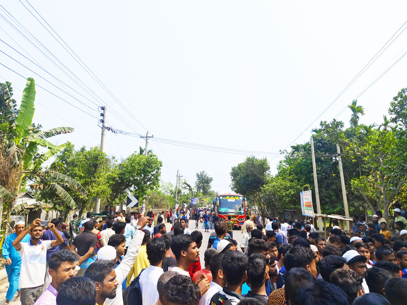 ময়মনসিংহের ঈশ্বরগঞ্জে বাসের ধাক্কায় স্কুলছাত্রী নুসরাত জাহান তন্নী নিহতের ঘটনায় মহাসড়ক অবরোধ। ছবি: আজকের পত্রিকা