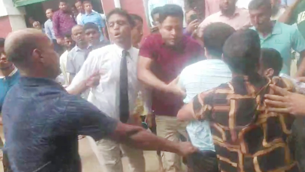 পরোয়ানা ছাড়া গ্রেপ্তারের চেষ্টা, আইনজীবী-ডিবি সদস্যদের ‘ধস্তাধস্তি’