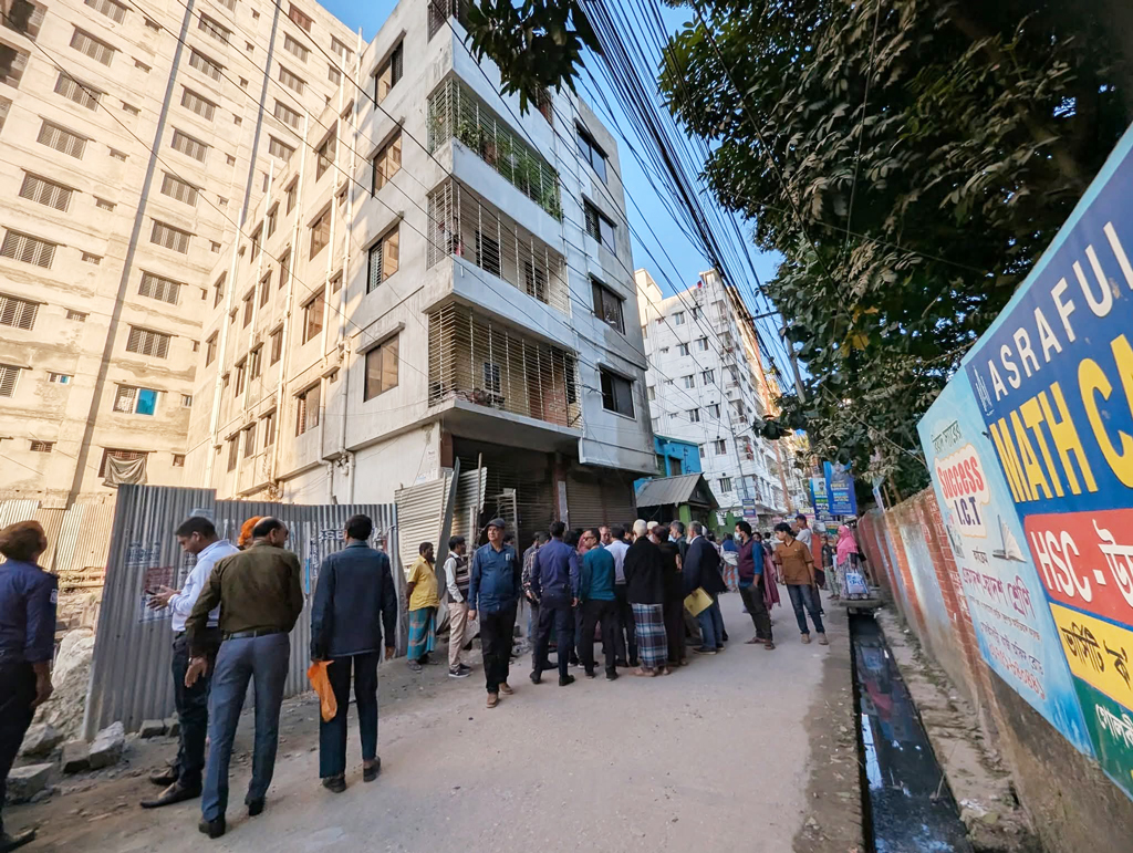 ময়মনসিংহে হেলে পড়া ভবন পরিত্যক্ত ঘোষণা, ৩ ভবনমালিককে তলব