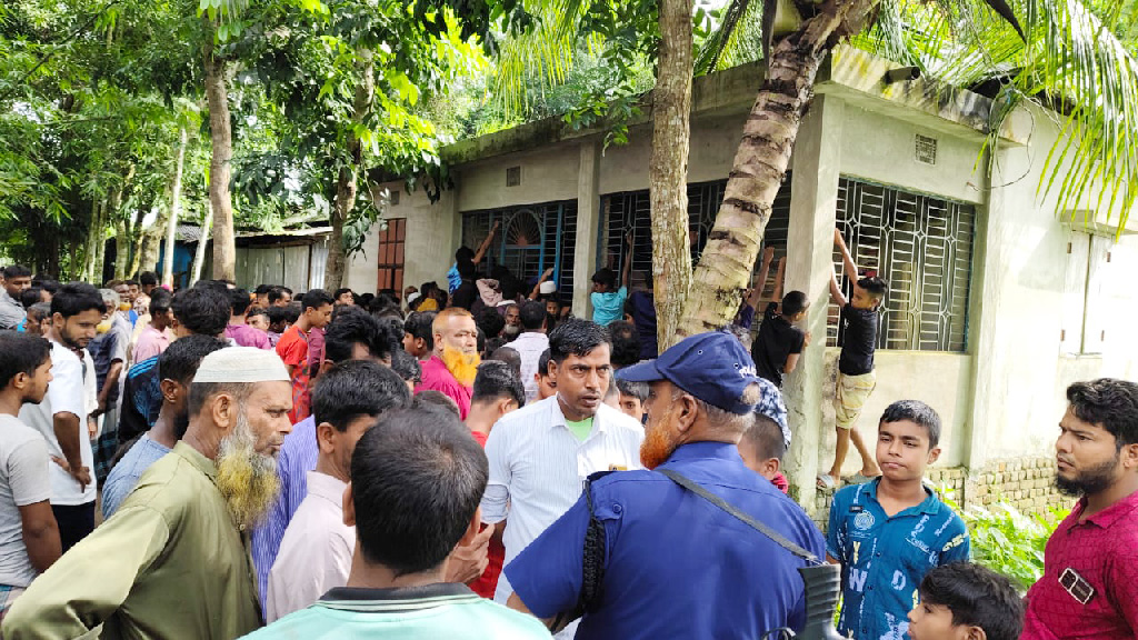 ময়মনসিংহে খাটের ওপর পড়ে ছিল যুবকের গলাকাটা লাশ