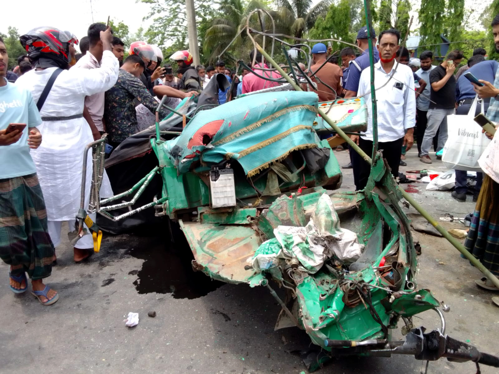 চাকা ফেটে যাওয়া অটোরিকশায় ট্রাকের চাপা, মা-মেয়েসহ নিহত বেড়ে ৪