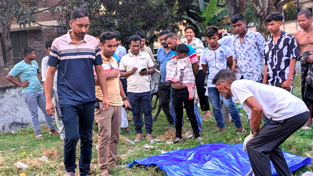 পাবনায় ম্যানহোলে মিলল মানুষের মাথার খুলি-বুকের পাঁজরের কঙ্কাল