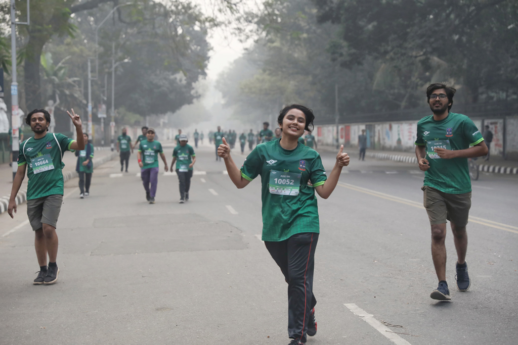 ম্যারাথন দৌড় প্রতিযোগিতার আয়োজন করেছে ঢাকা ইউনিভার্সিটি রানার্স কমিউনিটি (ডিইউআরসি)। ১০ কিলোমিটার ম্যারাথন দৌড়ে প্রায় পাঁচ শতাধিক রানার অংশগ্রহণ করেন। ঢাকা বিশ্ববিদ্যালয়, ২৮ ফেব্রুয়ারি, ২০২৫। ছবি: জাহিদুল ইসলাম