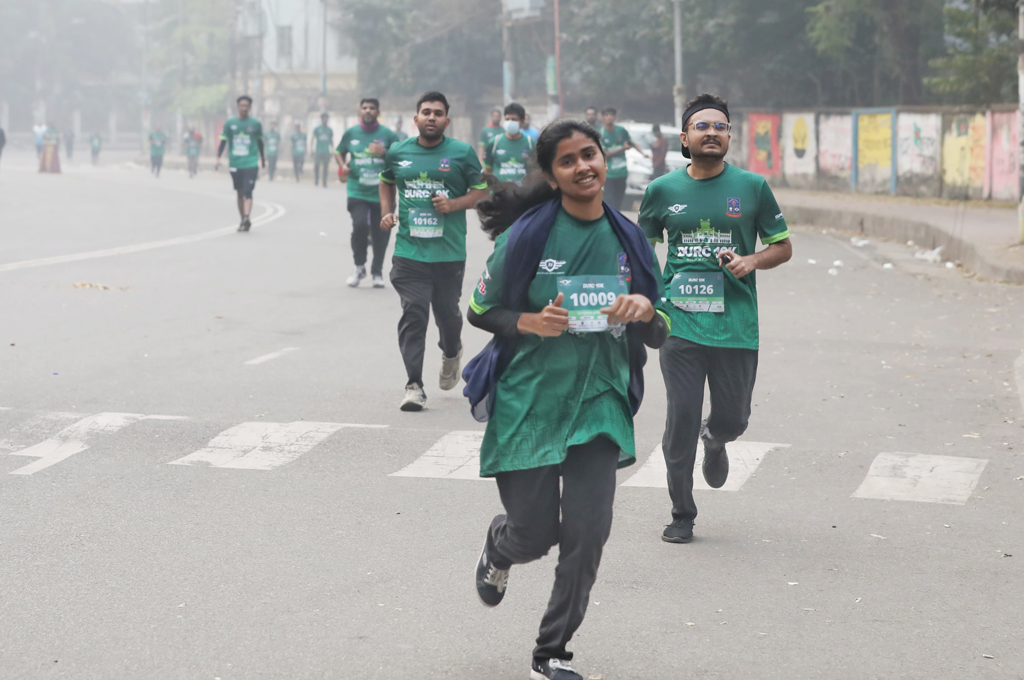 ম্যারাথন দৌড় প্রতিযোগিতার আয়োজন করেছে ঢাকা ইউনিভার্সিটি রানার্স কমিউনিটি (ডিইউআরসি)। ১০ কিলোমিটার ম্যারাথন দৌড়ে প্রায় পাঁচ শতাধিক রানার অংশগ্রহণ করেন। ঢাকা বিশ্ববিদ্যালয়, ২৮ ফেব্রুয়ারি, ২০২৫। ছবি: জাহিদুল ইসলাম