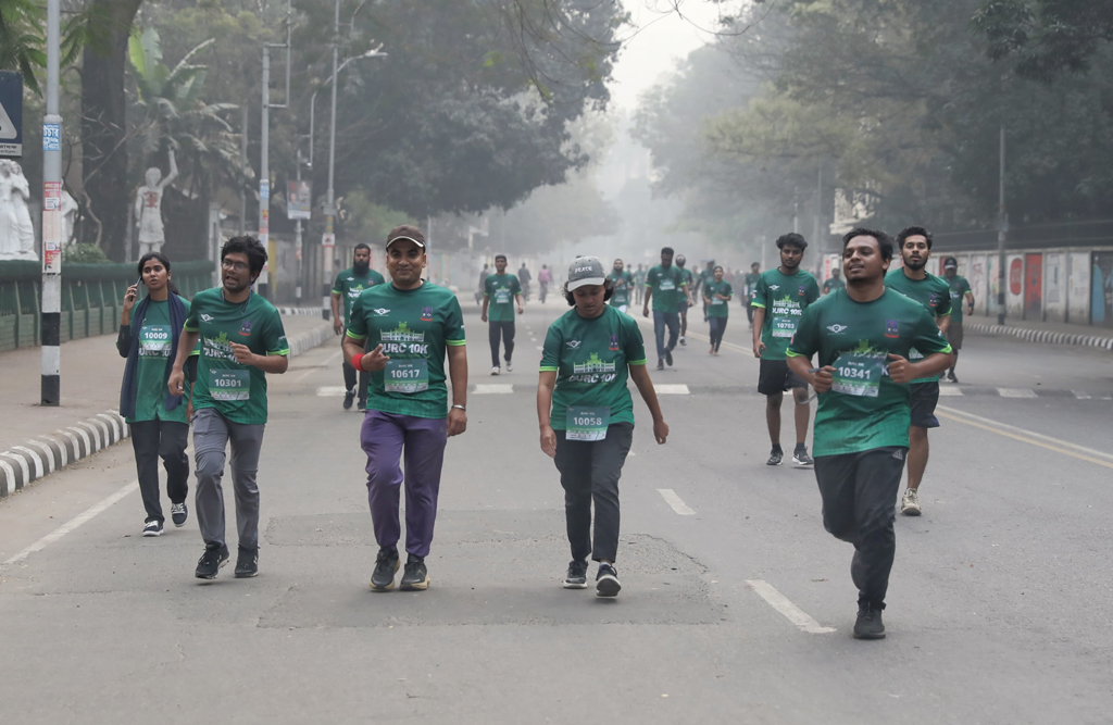 ম্যারাথন দৌড় প্রতিযোগিতা আয়োজন করেছে ঢাকা ইউনিভার্সিটি রানার্স কমিউনিটি (ডিইউআরসি)। ১০ কিলোমিটার ম্যারাথন দৌড়ে প্রায় পাঁচ শতাধিক রানার অংশগ্রহণ করেন। ঢাকা বিশ্ববিদ্যালয়, ২৮ ফেব্রুয়ারি, ২০২৫। ছবি: জাহিদুল ইসলাম