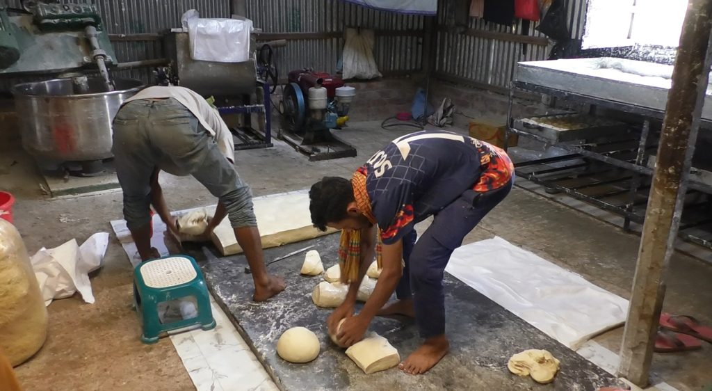 টয়লেটের পাশে পায়ে মাড়িয়ে তৈরি হচ্ছে সেমাই