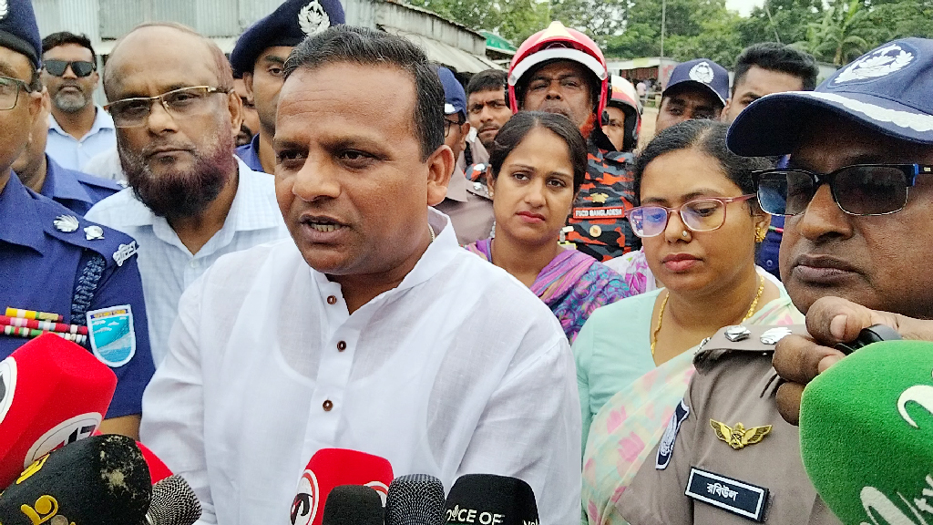 দৌলতদিয়া ফেরিঘাটে পদ্মায় বাস পড়ে যাওয়ার ঘটনায় যান্ত্রিক ত্রুটি খতিয়ে দেখা হবে: প্রতিমন্ত্রী