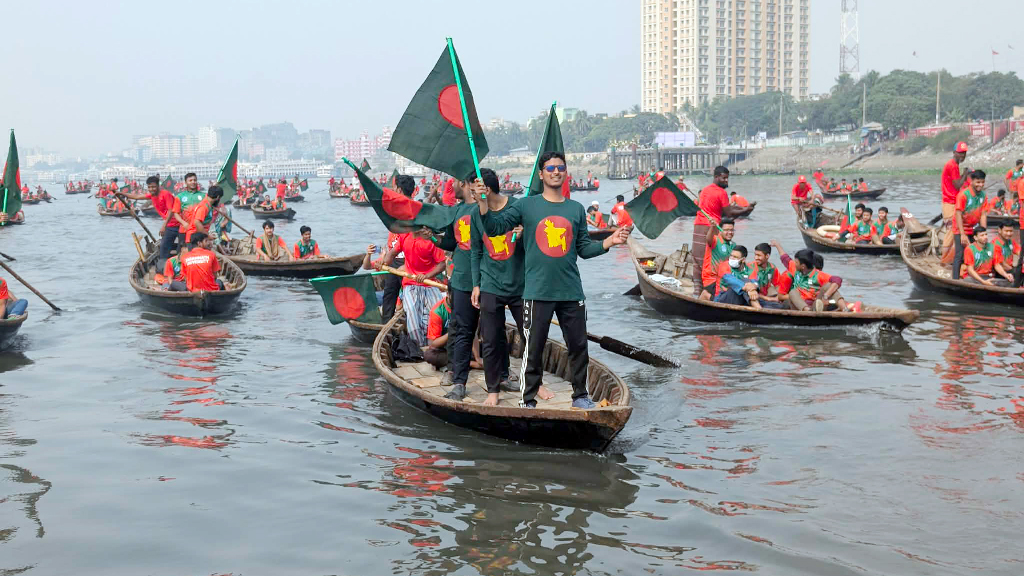 বিজয় দিবসে ১০০ নৌকা নিয়ে জবি শিবিরের নৌ র্যালি