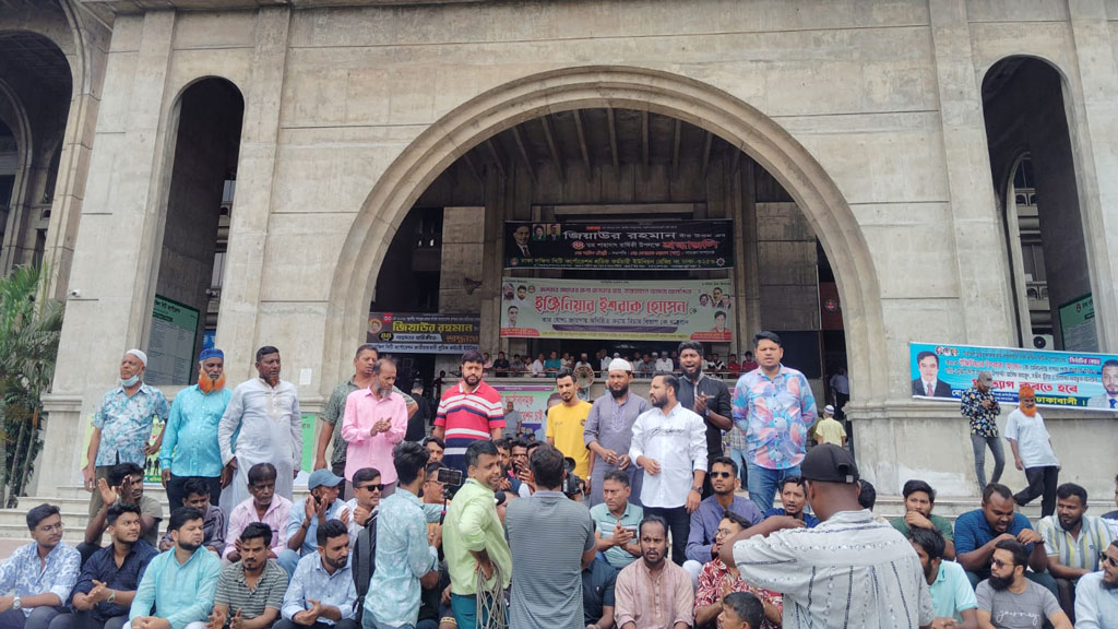 নগর ভবনে আজও ইশরাক সমর্থকদের বিক্ষোভ, বন্ধ সেবা