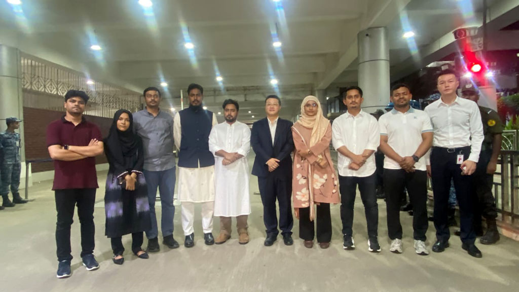 বিমানবন্দরে এনসিপির আট নেতা। ছবি: সংগৃহীত