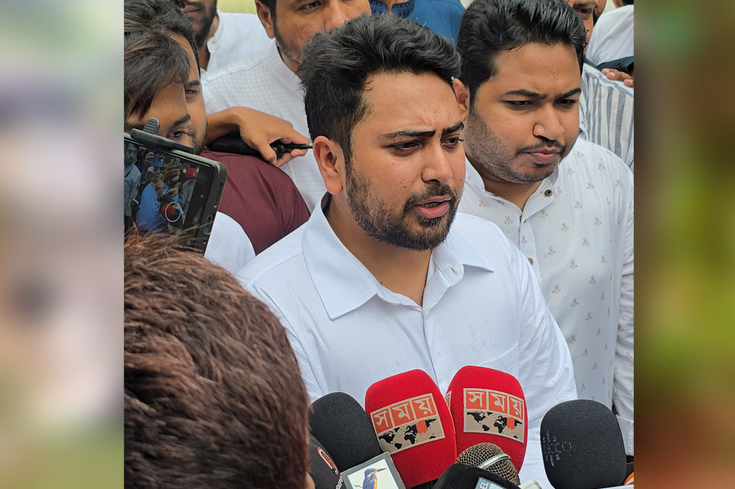 সিদ্দিরগঞ্জে জুলাই শহীদ সালাহউদ্দীনের পরিবারের সঙ্গে সাক্ষাৎ শেষে সাংবাদিকদের সামনে কথা বলেন নাহিদ ইসলাম। ছবি: আজকের পত্রিকা