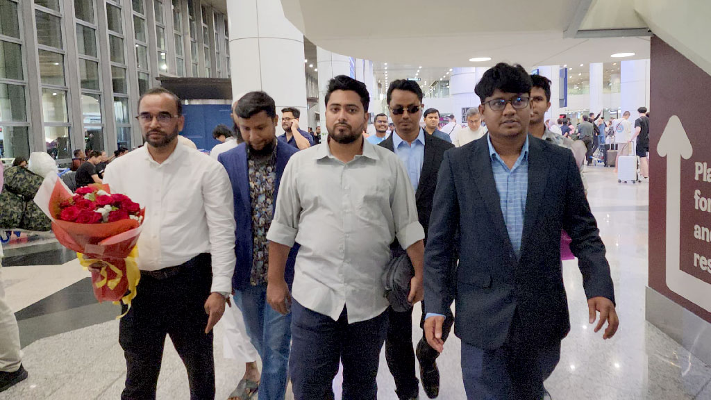 মালয়েশিয়ায় পৌঁছেছেন নাহিদ ইসলাম