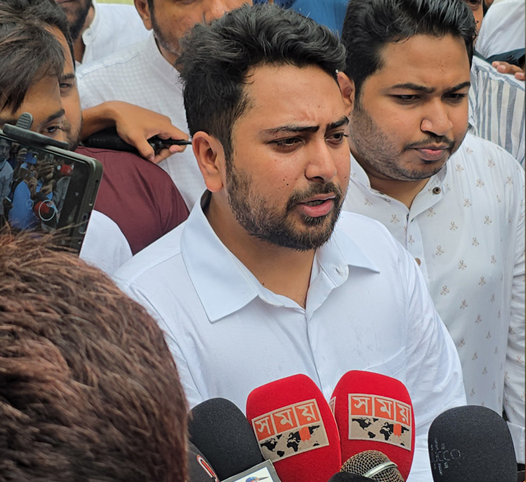 সিদ্দিরগঞ্জে জুলাই শহীদ সালাহউদ্দীনের পরিবারের সঙ্গে সাক্ষাৎ শেষে সাংবাদিকদের সামনে কথা বলেন নাহিদ ইসলাম। ছবি: আজকের পত্রিকা