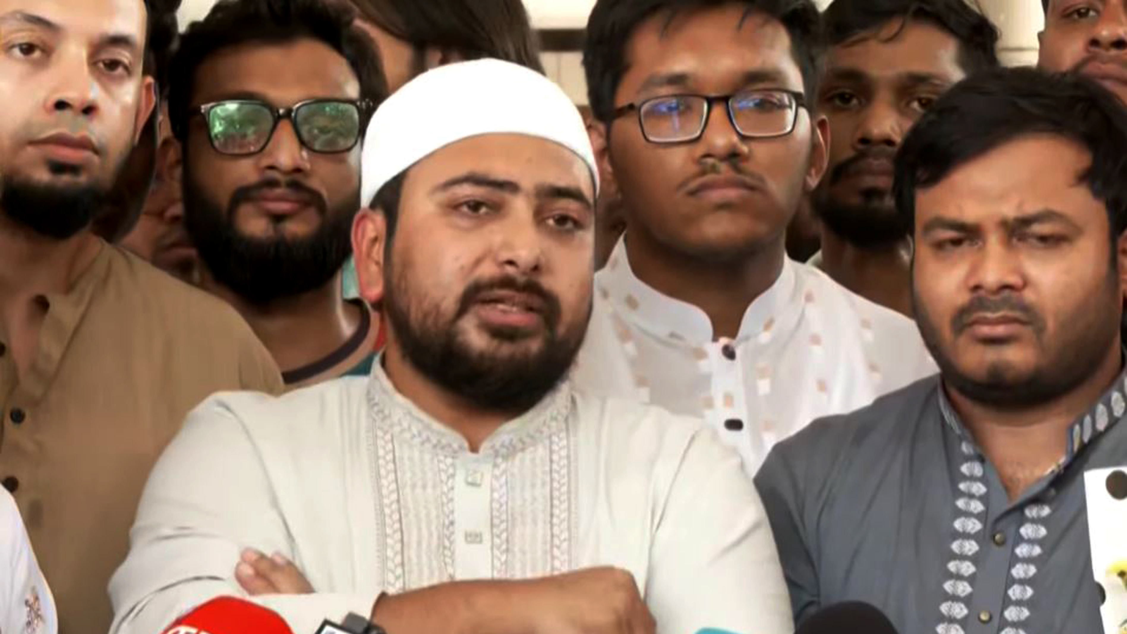 ড. ইউনূসকে ১১ দলীয় ঐক্যের সঙ্গে রাজপথে নেমে আন্দোলন করতে বললেন নাহিদ