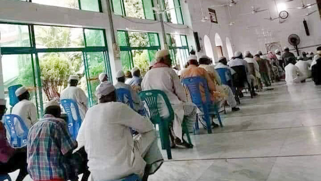 চেয়ারে নামাজ আদায় কখন জায়েজ, কখন নয়
