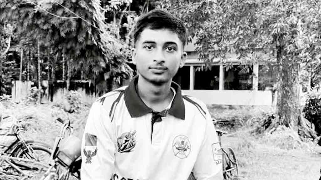 ডোবায় মাছ ধরতে গিয়ে বিদ্যুতায়িত হয়ে প্রাণ গেল স্কুলছাত্রের