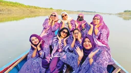 কালীগঙ্গার বুকে নারীদের রাঙা পাল