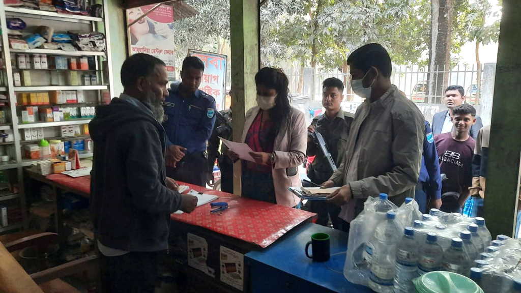মেয়াদোত্তীর্ণ ওষুধ রাখায় ২ ফার্মেসি মালিককে জরিমানা