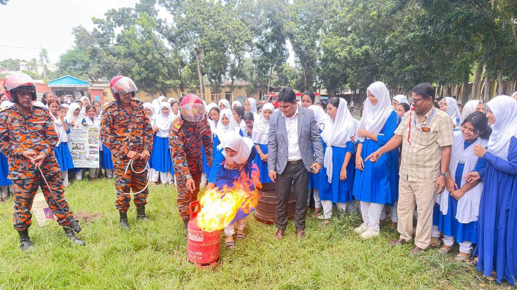 রায়পুরায় আন্তর্জাতিক দুর্যোগ প্রশমন দিবস পালিত, শিক্ষার্থীদের অংশগ্রহণে অগ্নিনির্বাপণ মহড়া