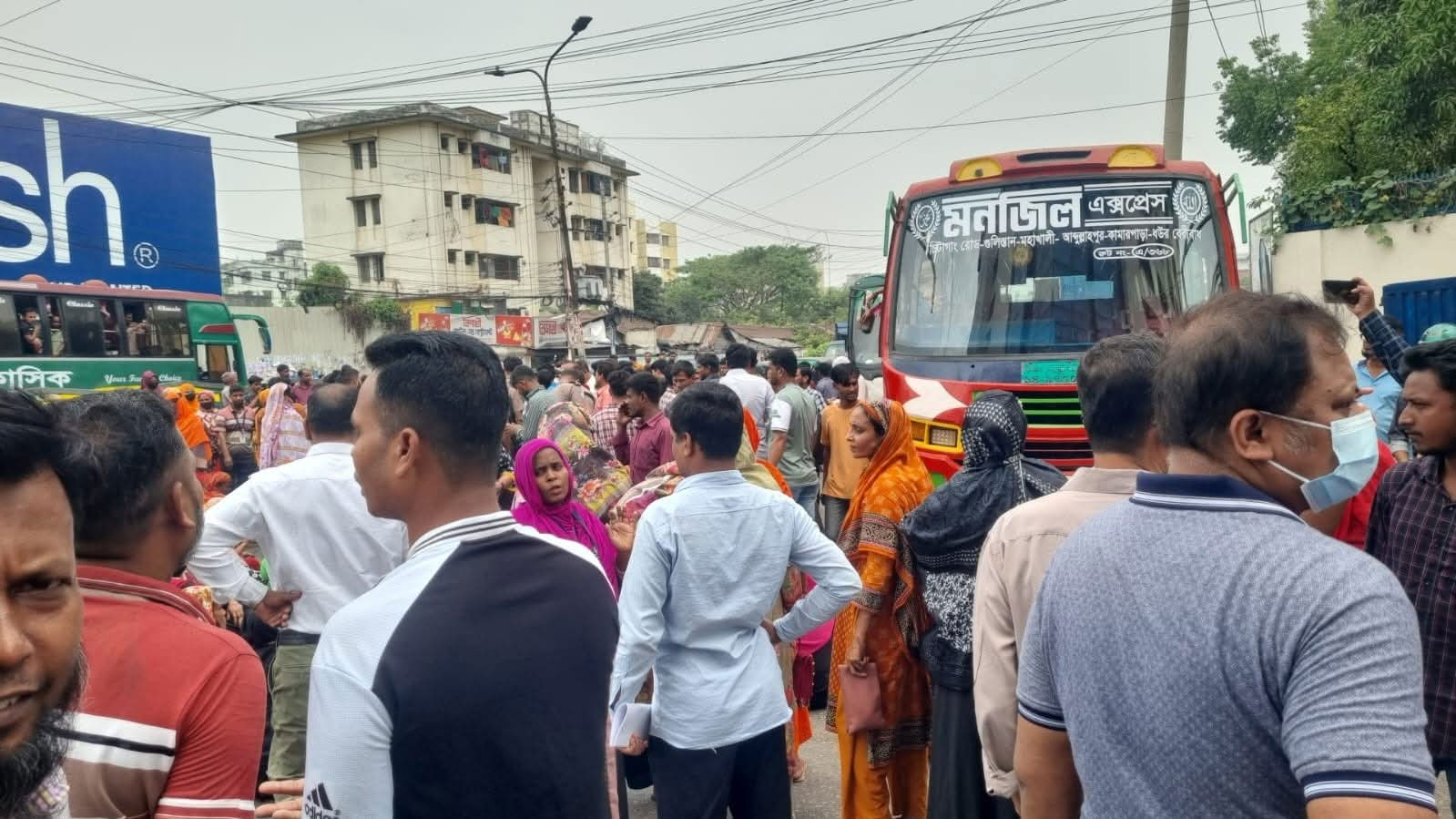 রাজধানীর তেজগাঁওয়ে পোশাক শ্রমিকদের সড়ক অবরোধ, যান চলাচল স্থবির