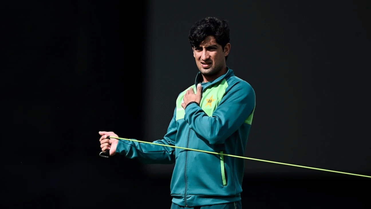 সাবেক প্রধানমন্ত্রীর মেয়েকে নিয়ে মন্তব্য করে বিপদে পাকিস্তানি পেসার