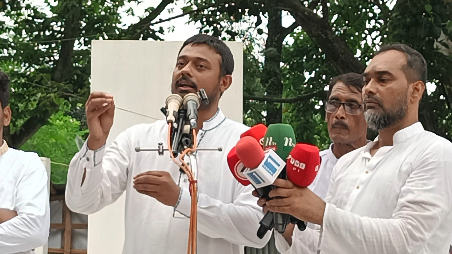 প্রধানমন্ত্রীকে কটাক্ষ নাসীরুদ্দীন পাটওয়ারীর