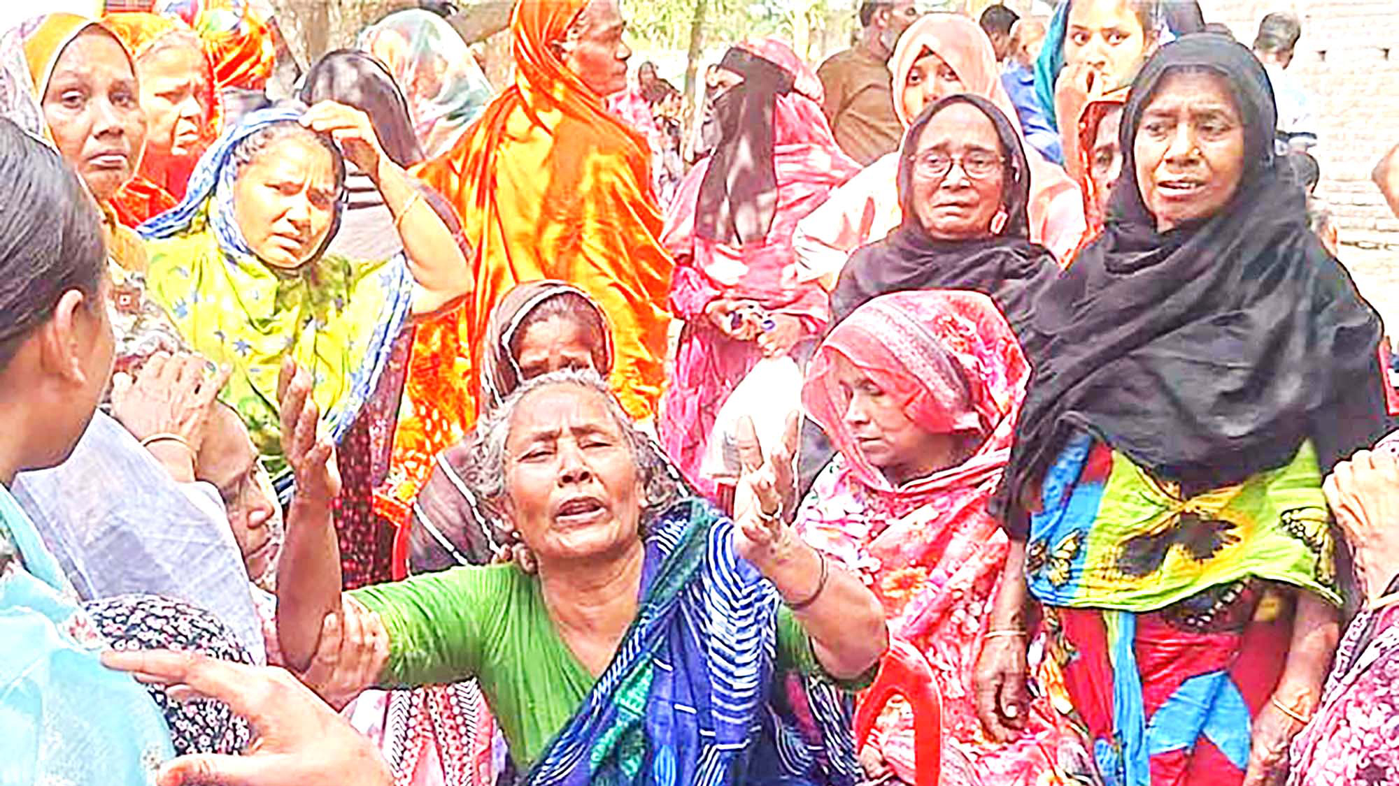 একসঙ্গে লাশের তিনটি খাটিয়া, কাঁদছে পরিবার