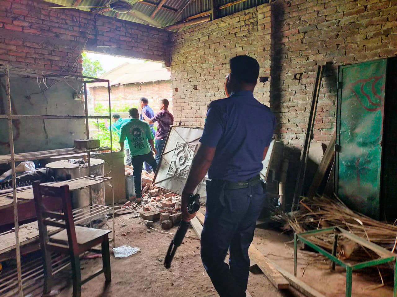 ভাঙচুর ও লুটপাটের পর ঘটনাস্থল পরিদর্শনে পুলিশ। ছবি: আজকের পত্রিকা