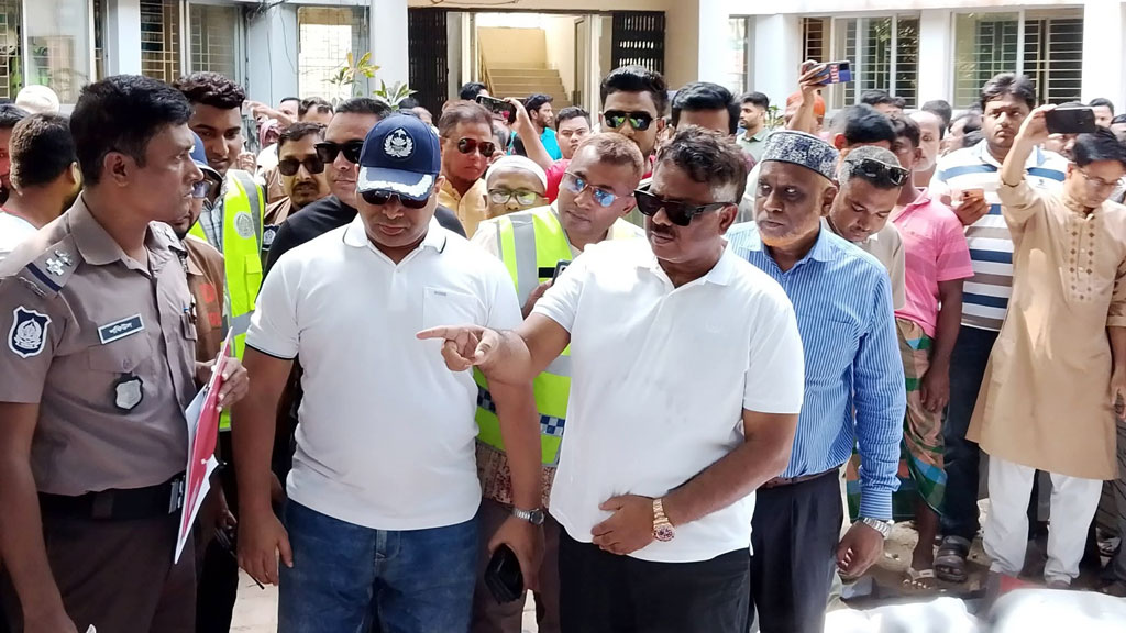 ঘটনাস্থল পরিদর্শন করেন জাতীয় সংসদের হুইপ রুহুল কুদ্দুস তালুকদার দুলুসহ অন্যরা। ছবি: আজকের পত্রিকা