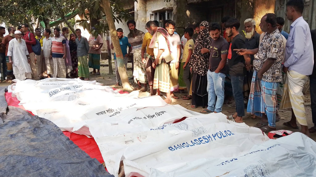 দুর্ঘটনায় নিহত ব্যক্তিদের মরদেহ। ছবি: আজকের পত্রিকা