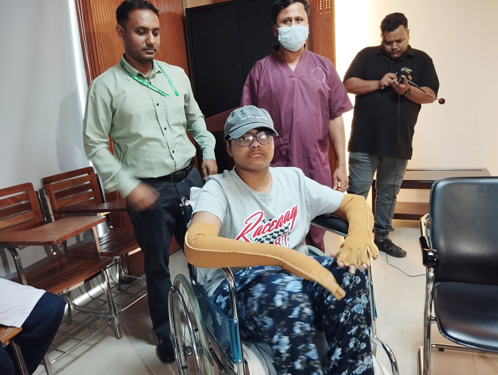 নাভিদকে সোমবার ছাড়পত্র দেন চিকিৎসকেরা। ছবি: আজকের পত্রিকা