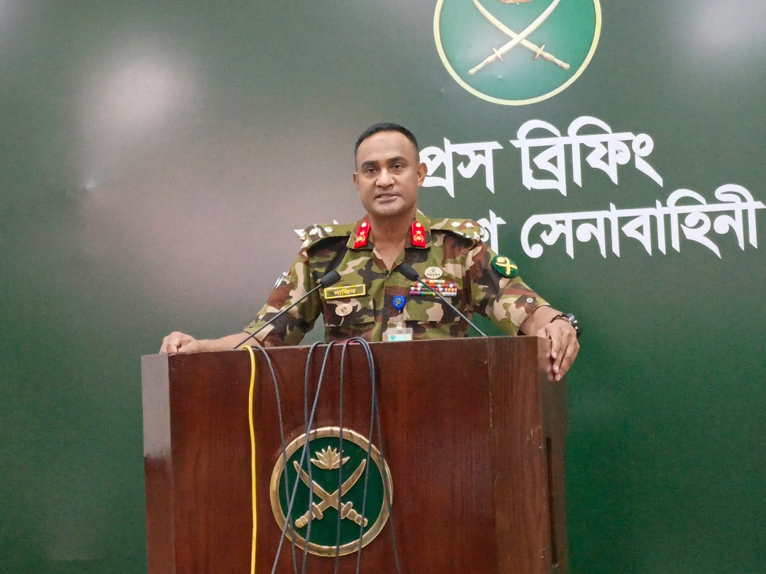 ঢাকা সেনানিবাসে ব্রিফিংয়ে কথা বলেন মিলিটারি অপারেশনস পরিদপ্তরের পরিচালক ব্রিগেডিয়ার জেনারেল মো. নাজিম-উদ-দৌলা। ছবি: আইএসপিআর