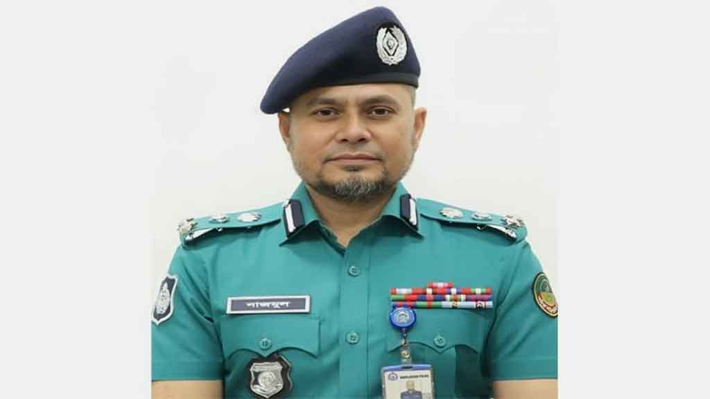 গাজীপুরে রাস্তা আটকে চলাচল করা পুলিশ কমিশনার নাজমুল করিম বরখাস্ত