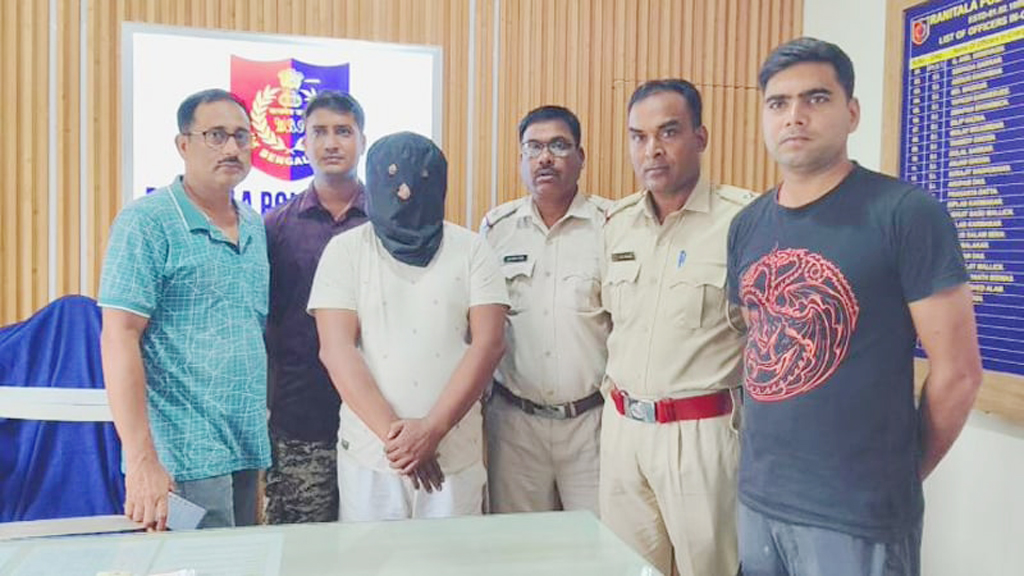 ভারতে ঢুকেই গ্রেপ্তার স্বেচ্ছাসেবক লীগ নেতা