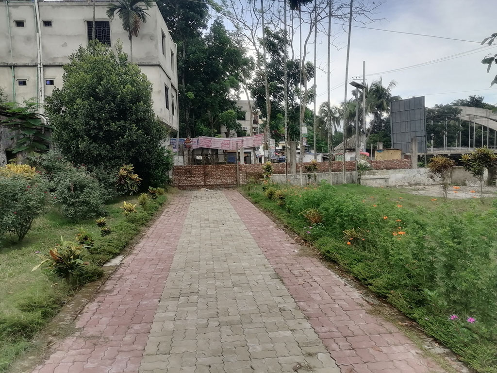 নবাব ফয়েজুন্নেছার বাড়ির প্রবেশপথে কালো থাবা