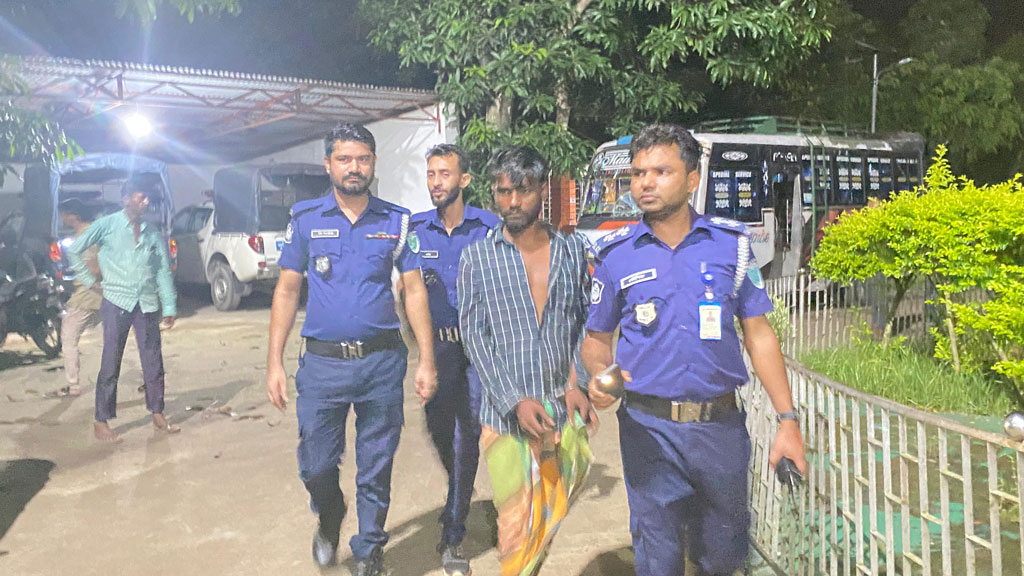 চলন্ত বাসে তরুণীকে ধর্ষণ: আসামিদের দৃষ্টান্তমূলক শাস্তি নিশ্চিতে কাজ করছে পুলিশ