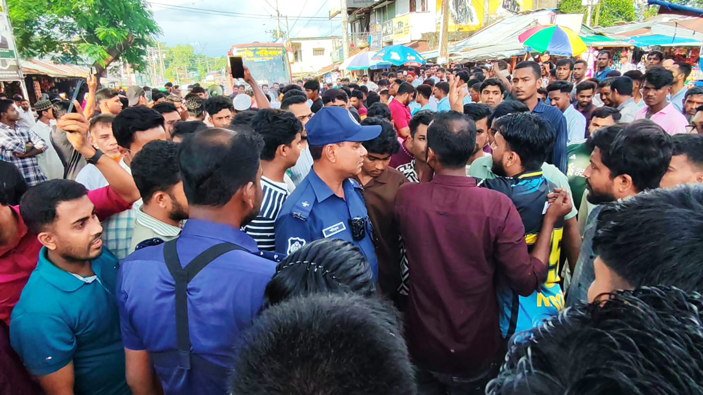 নবগঠিত উপজেলা নিয়ে ফটিকছড়িতে বিক্ষোভ, টায়ার জ্বালিয়ে ফেনী-খাগড়াছড়ি মহাসড়ক অবরোধ