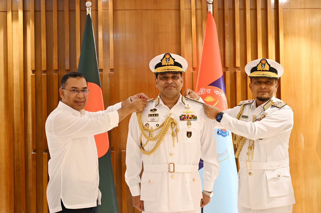 নবনিযুক্ত নৌবাহিনীর প্রধানকে ভাইস অ্যাডমিরাল র‌্যাঙ্ক ব্যাজ পরালেন প্রধানমন্ত্রী