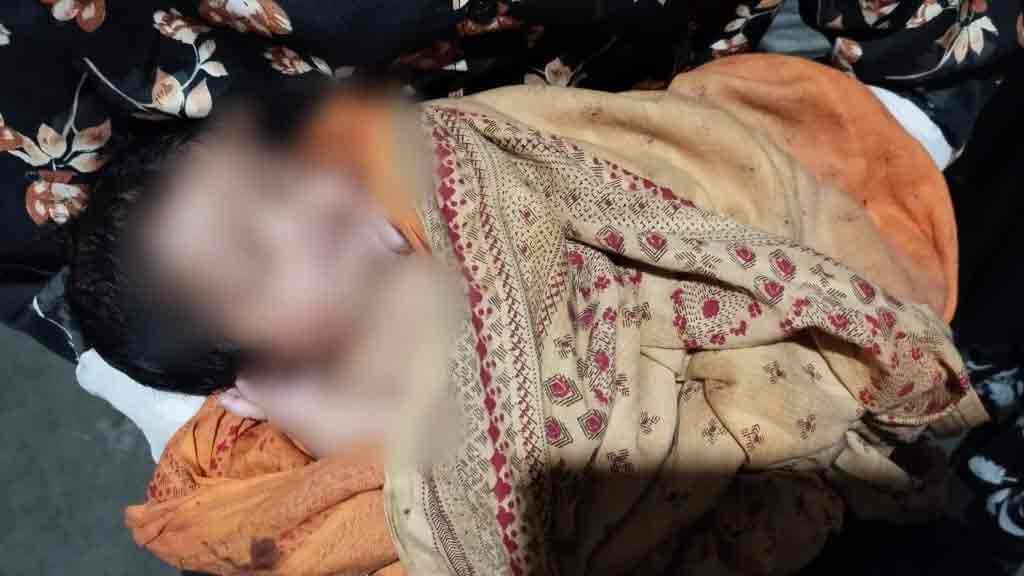 পলিথিনের ব্যাগে কান্নারত নবজাতক, ৯৯৯-এ ফোন পেয়ে উদ্ধার করল পুলিশ