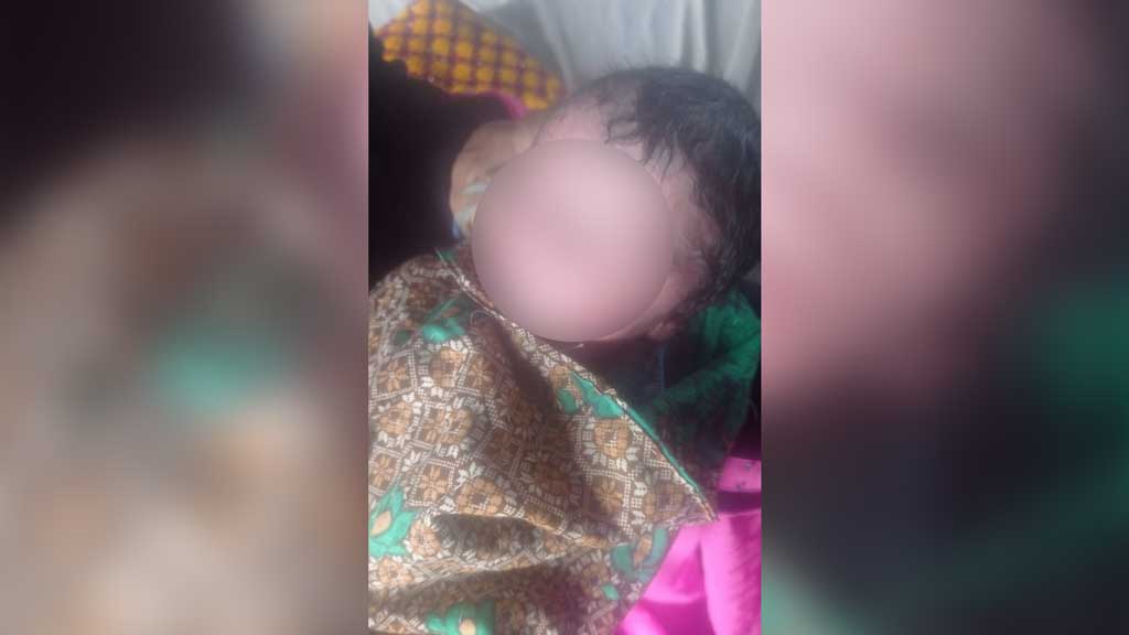 ঝোপঝাড়ের মধ্যে পিঁপড়া কামড়াচ্ছিল নবজাতকটিকে